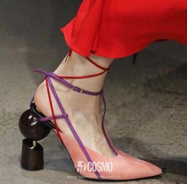 Chán giày đế vuông, các tín đồ thời trang đổ xô đi giày đế tròn hết rồi Chán giày đế vuông, các tín đồ thời trang đổ xô đi giày đế tròn hết rồi