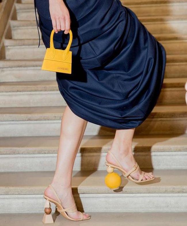 Chán giày đế vuông, các tín đồ thời trang đổ xô đi giày đế tròn hết rồi