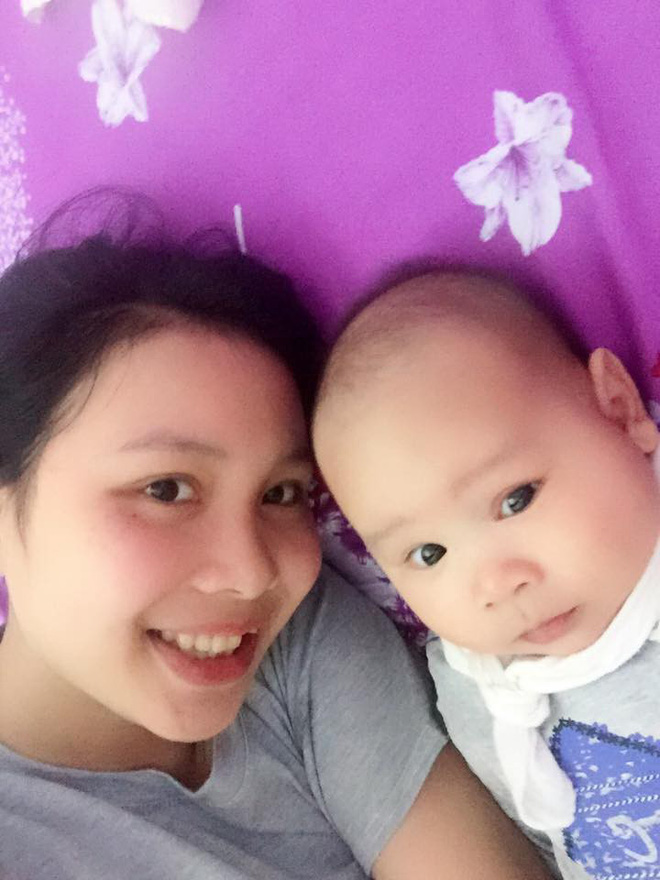 Con quấy khóc vì đi tiêm, bố dỗ con bằng cả show ca nhạc hát xuyên đêm