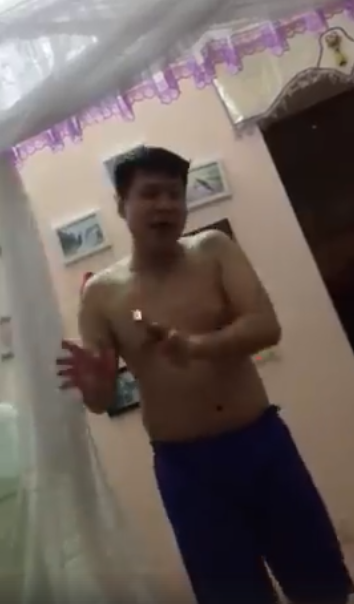 Con quấy khóc vì đi tiêm, bố dỗ con bằng cả show ca nhạc hát xuyên đêm