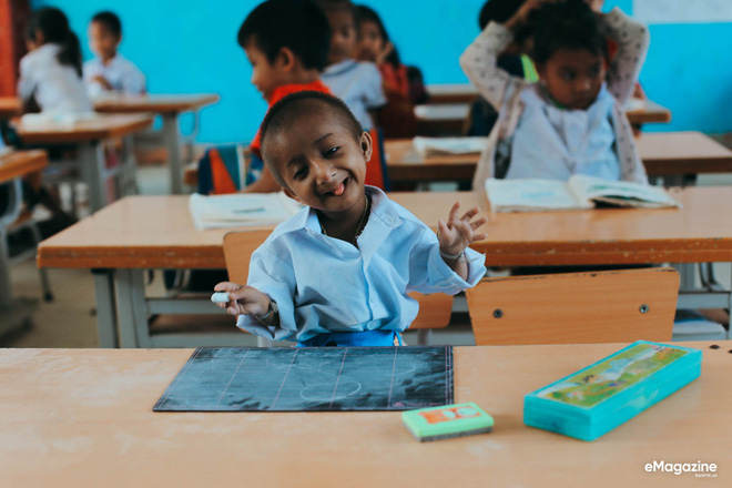 Chuyện cổ tích có thật về người thầy hiệu trưởng - cha nuôi của cậu bé tí hon 10 tuổi nặng 3,9 kg Chuyện cổ tích có thật về người thầy hiệu trưởng - cha nuôi của cậu bé tí hon 10 tuổi nặng 3,9 kg