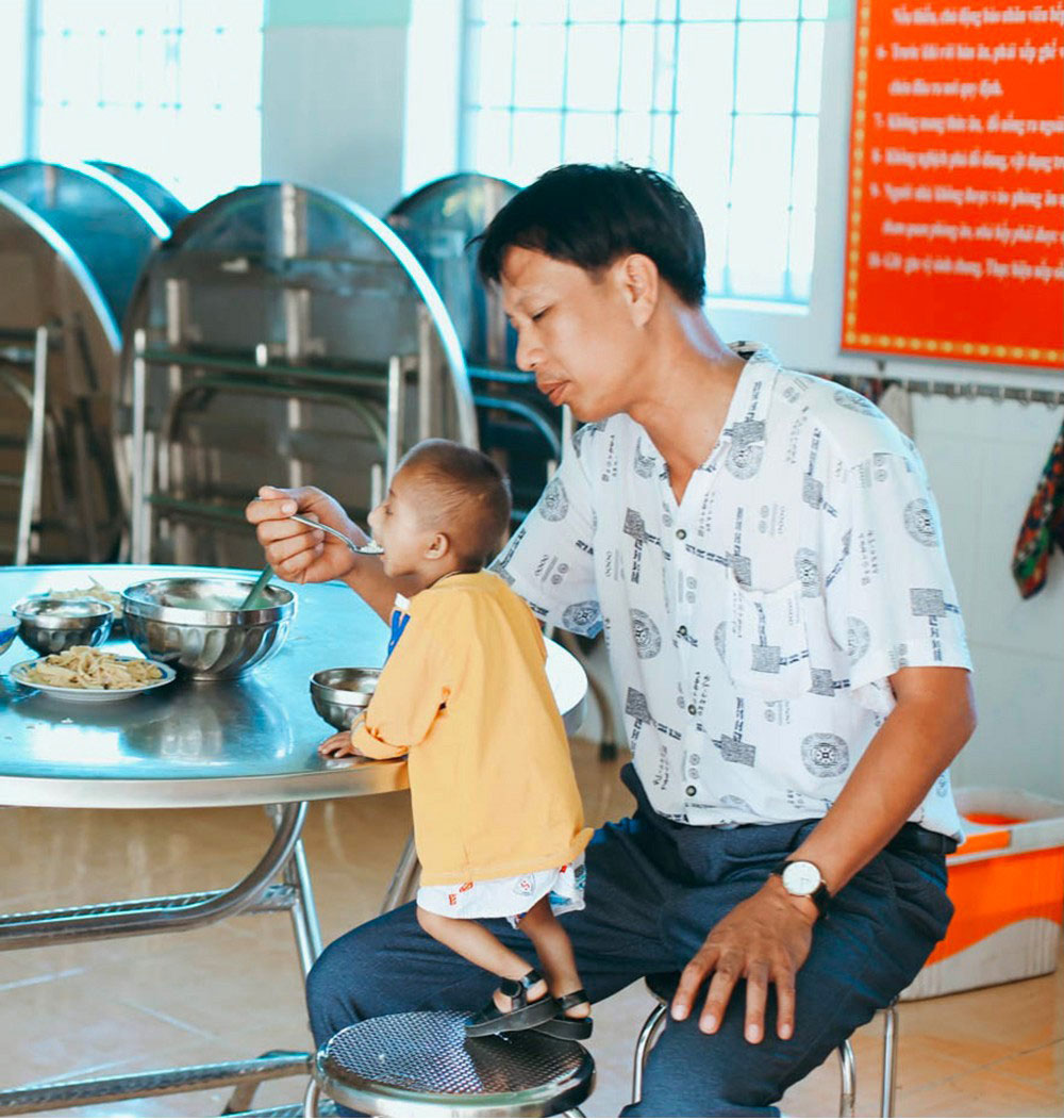 Chuyện cổ tích có thật về người thầy hiệu trưởng - cha nuôi của cậu bé tí hon 10 tuổi nặng 3,9 kg Chuyện cổ tích có thật về người thầy hiệu trưởng - cha nuôi của cậu bé tí hon 10 tuổi nặng 3,9 kg