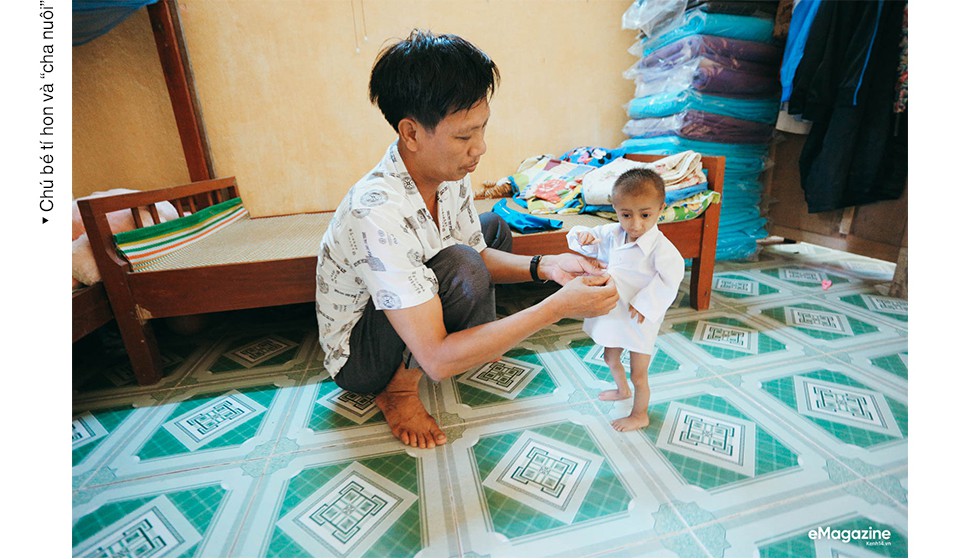 Chuyện cổ tích có thật về người thầy hiệu trưởng - cha nuôi của cậu bé tí hon 10 tuổi nặng 3,9 kg Chuyện cổ tích có thật về người thầy hiệu trưởng - cha nuôi của cậu bé tí hon 10 tuổi nặng 3,9 kg
