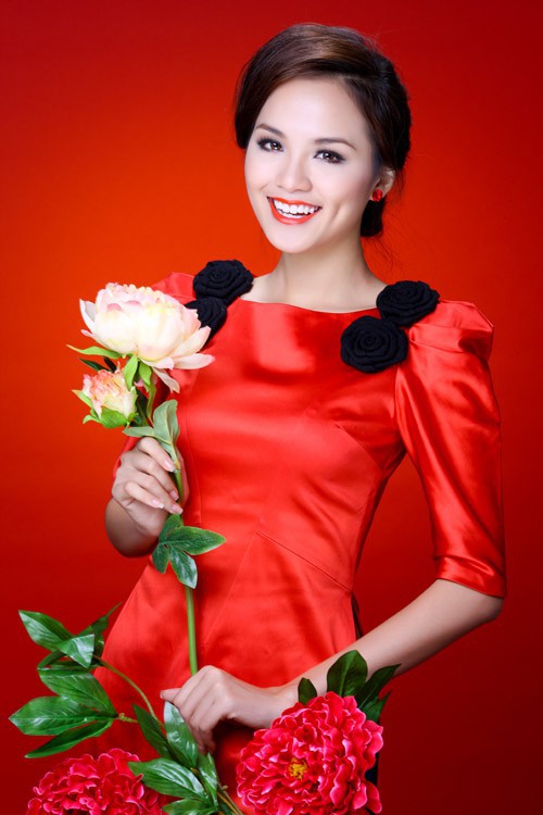 Từng là chị em trên bến dưới thuyền với Nam Em nhưng HH Diễm Hương vẫn nhắn nhủ: Mình ngu mình chịu