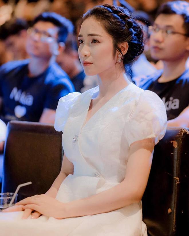 Hòa Minzy hoang mang kể lại câu chuyện bị Hội Thánh đức chúa trời tiếp cận khi đi hát