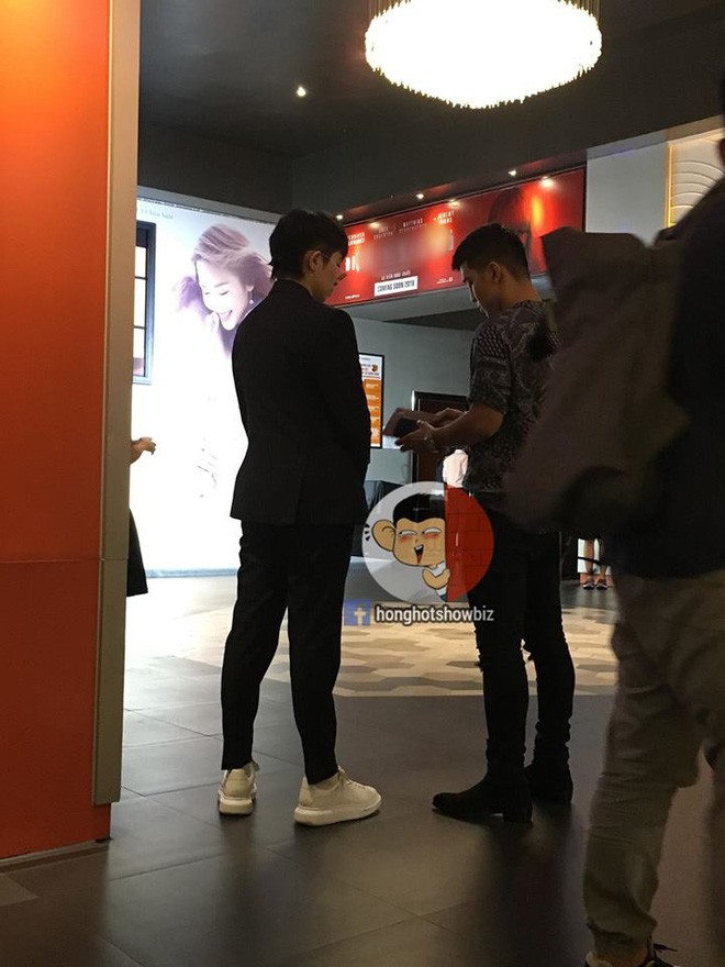 Hội người yêu cũ V-biz đứng chung khung hình: Người ‘kết đồng minh’, kẻ không nhìn mặt