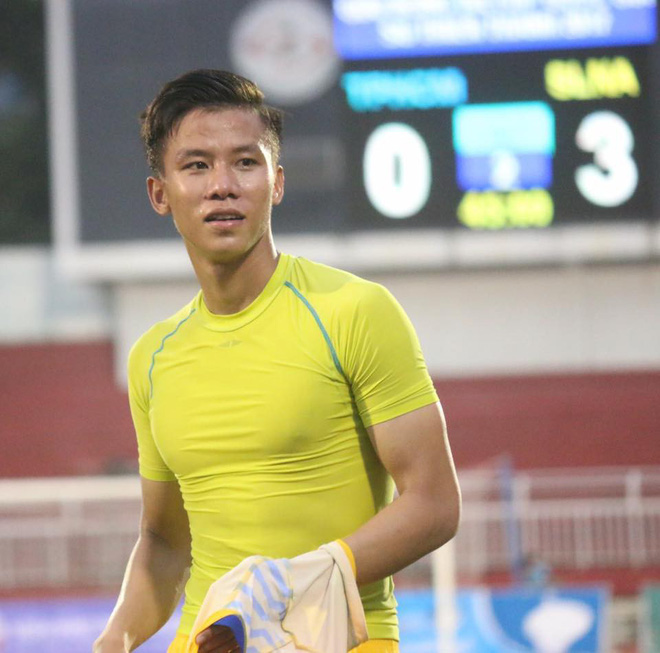 Cầu thủ điển trai Quế Ngọc Hải: Giặt đồ cho con vất vả hơn đá bóng 90 phút!