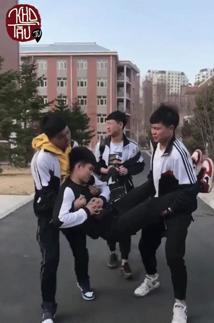 Thời đi học, chúng ta ai cũng từng có một nhóm bạn cực nhắng, cực lầy như thế này Thời đi học, chúng ta ai cũng từng có một nhóm bạn cực nhắng, cực lầy như thế này