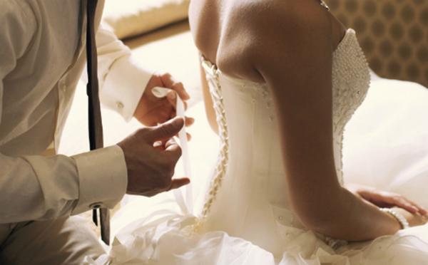 Trút bỏ quần áo của vợ trong đêm tân hôn, tôi mới biết được sự thật đắng ngắt