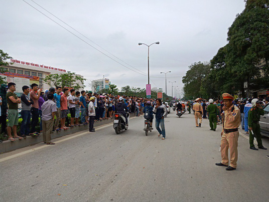 Hàng trăm người dân vây kín ngôi nhà nghi tụ điểm Hội Thánh Đức Chúa Trời Mẹ