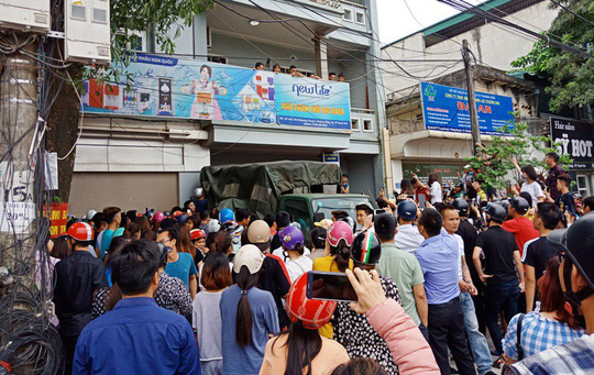 Hàng trăm người dân vây kín ngôi nhà nghi tụ điểm Hội Thánh Đức Chúa Trời Mẹ