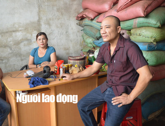 Rợn người xem quy trình sản xuất, trộn tạp chất nhuộm than pin vào hồ tiêu