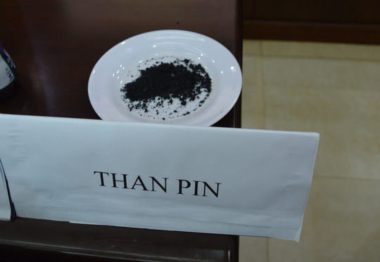 Rợn người xem quy trình sản xuất, trộn tạp chất nhuộm than pin vào hồ tiêu