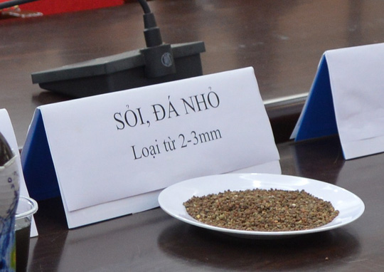 Rợn người xem quy trình sản xuất, trộn tạp chất nhuộm than pin vào hồ tiêu