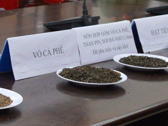 Rợn người xem quy trình sản xuất, trộn tạp chất nhuộm than pin vào hồ tiêu