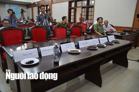 Rợn người xem quy trình sản xuất, trộn tạp chất nhuộm than pin vào hồ tiêu