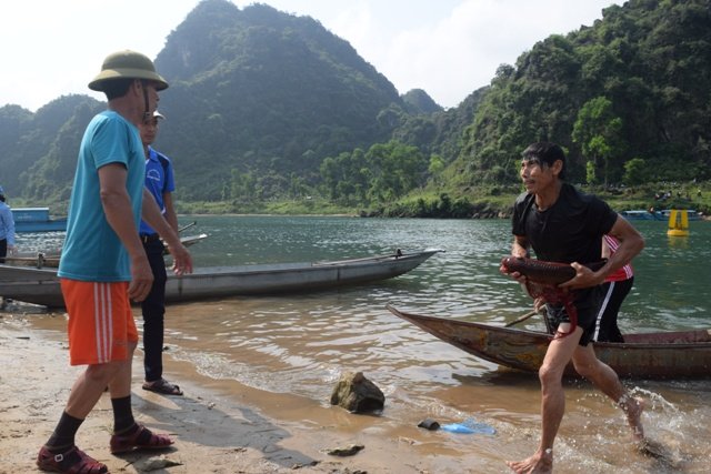 Hội cực lạ: Háo hức tìm cá trắm to, body đẹp Hội cực lạ: Háo hức tìm cá trắm to, body đẹp
