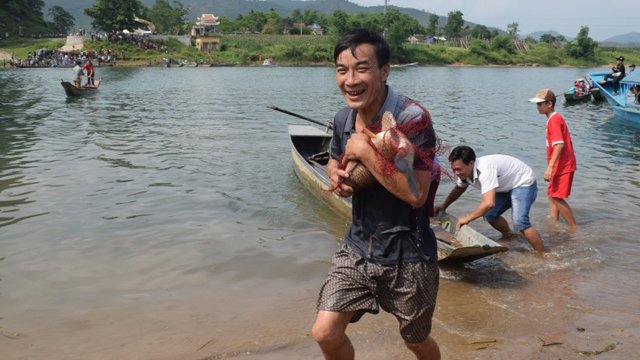 Hội cực lạ: Háo hức tìm cá trắm to, body đẹp