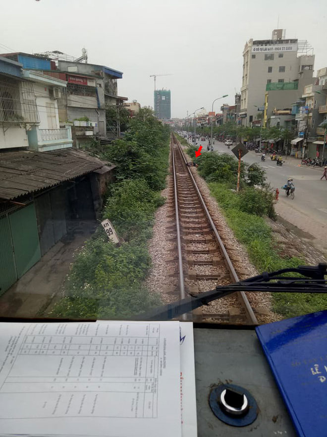 Hà Nội: Thanh niên gối đầu lên đường ray ngủ ngon lành khiến cả đoàn tàu phải dừng lại để gọi dậy Hà Nội: Thanh niên gối đầu lên đường ray ngủ ngon lành khiến cả đoàn tàu phải dừng lại để gọi dậy