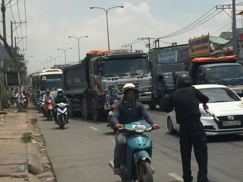 Nữ sinh viên ở Sài Gòn chết thảm dưới bánh xe sau va chạm với xe tải trên đường phố