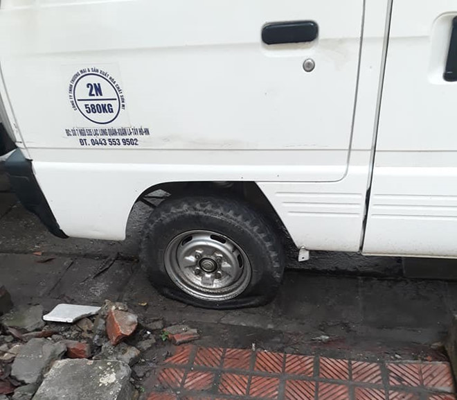 Gần chục ôtô của người dân bị rạch lốp lúc sáng sớm