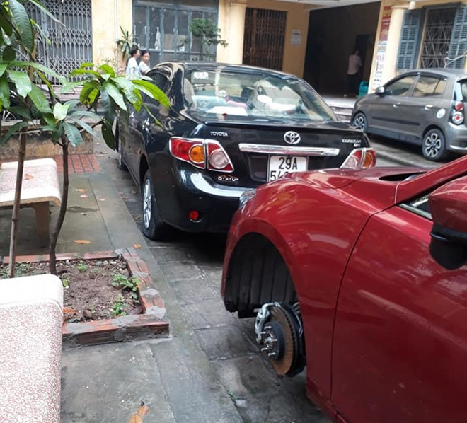 Gần chục ôtô của người dân bị rạch lốp lúc sáng sớm