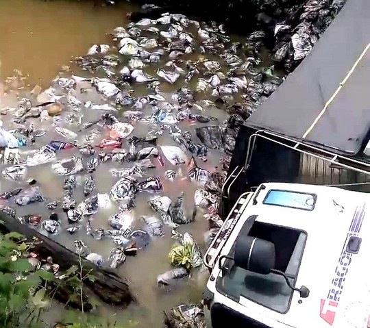 Lâm Đồng: Xe chở quá tải gần gấp 4 lần làm sập cầu, rơi xuống sông