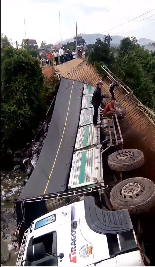 Lâm Đồng: Xe chở quá tải gần gấp 4 lần làm sập cầu, rơi xuống sông