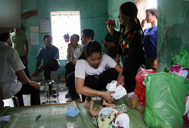 Người mẹ trẻ bị sét đánh tử vong: Con trai 45 ngày tuổi liên tục mớm miệng tìm sữa mẹ