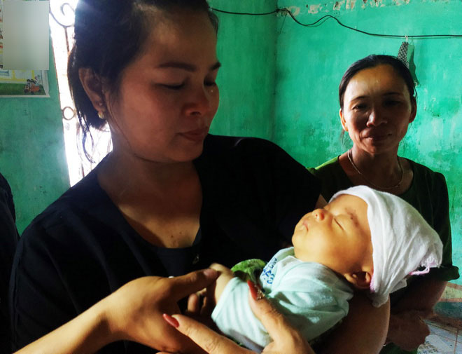 Người mẹ trẻ bị sét đánh tử vong: Con trai 45 ngày tuổi liên tục mớm miệng tìm sữa mẹ