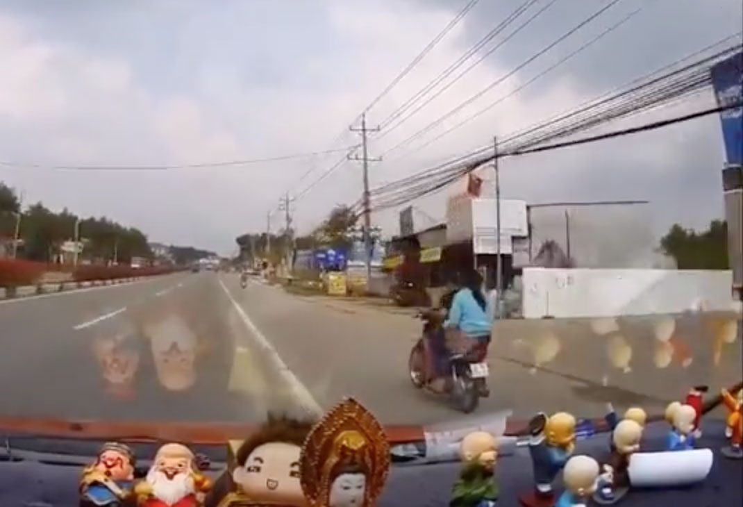 Tạt đầu ô tô, xe máy bị truy đuổi tốc độ cao trên quốc lộ như phim hành động