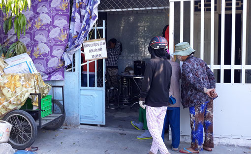 Hàng trăm người ùn ùn kéo đến thắp nhang cho cái lò dính chặt vào nền nhà bếp