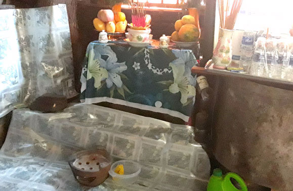 Hàng trăm người ùn ùn kéo đến thắp nhang cho cái lò dính chặt vào nền nhà bếp