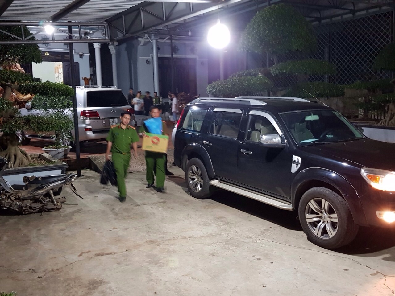 Thu giữ nhiều đồ vật, tài liệu của trùm buôn gỗ Phượng râu