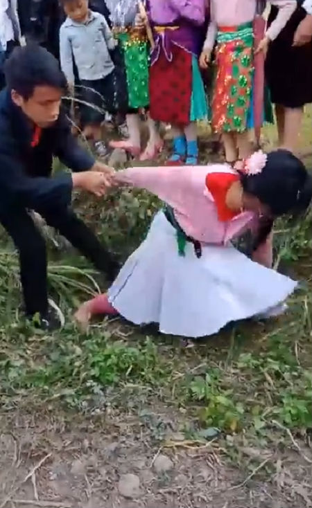 Clip: Thiếu nữ gào khóc, vùng vẫy thoát khỏi nam thanh niên khi bị bắt về làm vợ