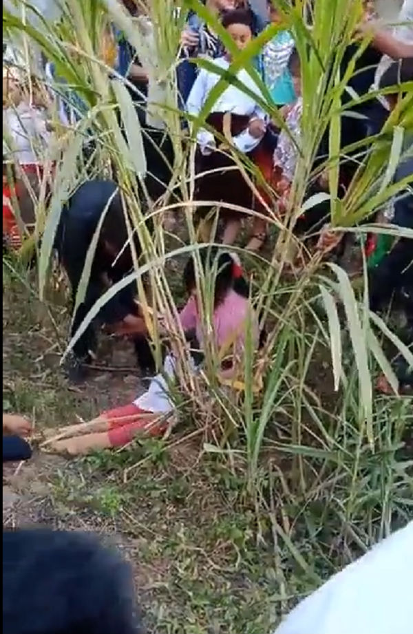 Clip: Thiếu nữ gào khóc, vùng vẫy thoát khỏi nam thanh niên khi bị bắt về làm vợ