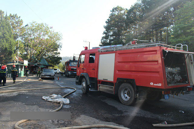 Cháy quán cà phê ở Đà Lạt, nhiều xe cổ quý hiếm bị thiêu rụi