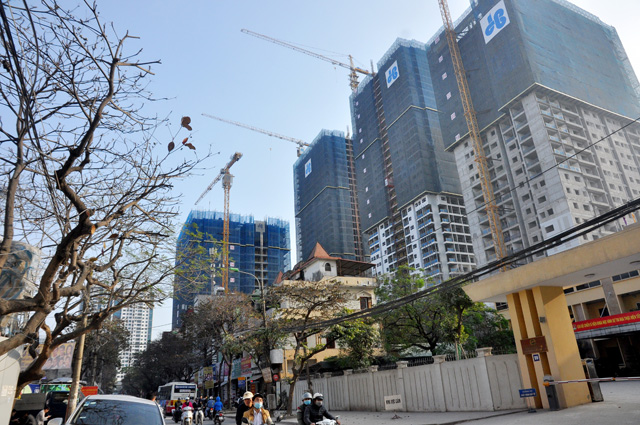 Hà Nội chưa thoát khỏi vòng luẩn quẩn nhồi chung cư vào nội thành?