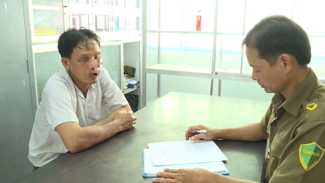 Sự thật chồng đánh vợ rồi cột dây vào cổ kéo lê giữa chợ