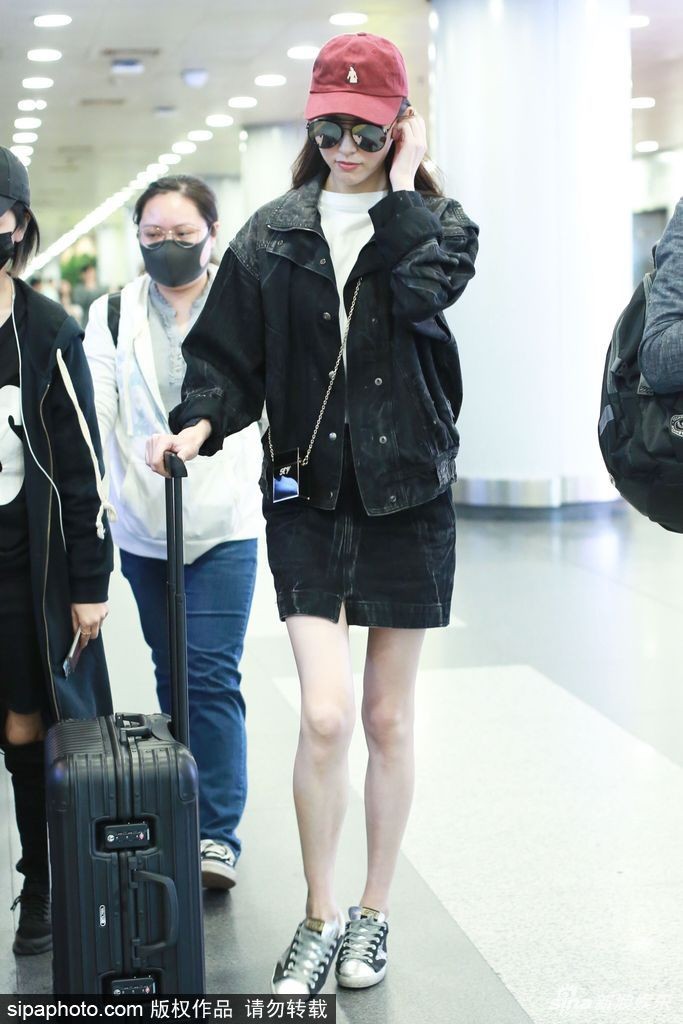 Lạnh lùng xuất hiện tại sân bay, nhưng đôi chân gầy guộc như sắp gẫy của Đường Yên mới là tâm điểm