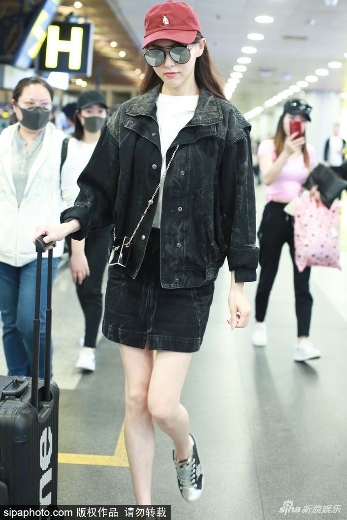 Lạnh lùng xuất hiện tại sân bay, nhưng đôi chân gầy guộc như sắp gẫy của Đường Yên mới là tâm điểm