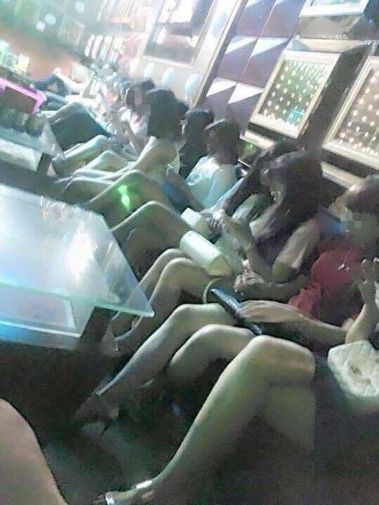 Cô gái chuyển giới và những đêm trắng bên ánh đèn màu karaoke