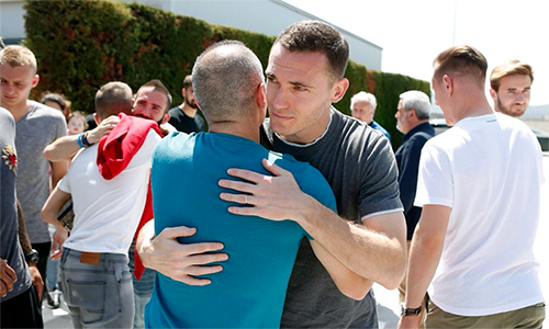 Iniesta rơi lệ khi thông báo chia tay Barca