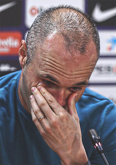 Iniesta rơi lệ khi thông báo chia tay Barca