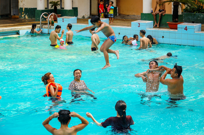 Người Sài Gòn vật vã trong nắng nóng oi bức