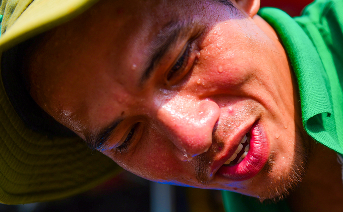 Người Sài Gòn vật vã trong nắng nóng oi bức