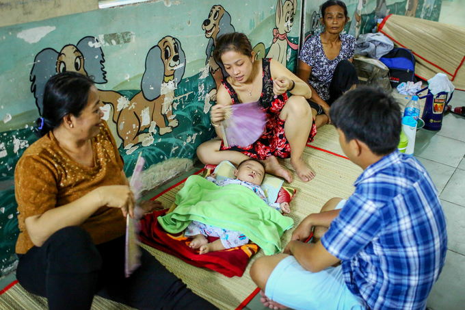 Người Sài Gòn vật vã trong nắng nóng oi bức