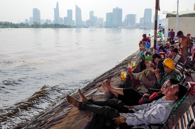 Người Sài Gòn vật vã trong nắng nóng oi bức