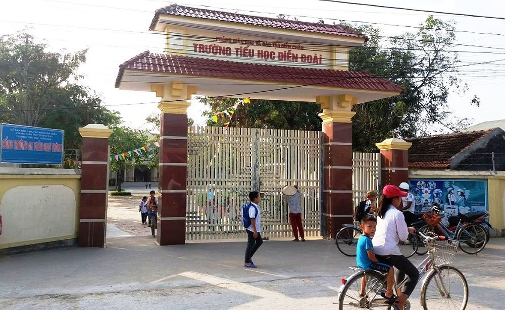 Tố nhà trường lạm thu, gần 200 phụ huynh cấm con đến lớp