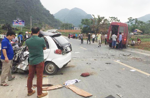 Bắc Kạn: Lái xe 4 chỗ tử vong sau khi va chạm với ô tô khách